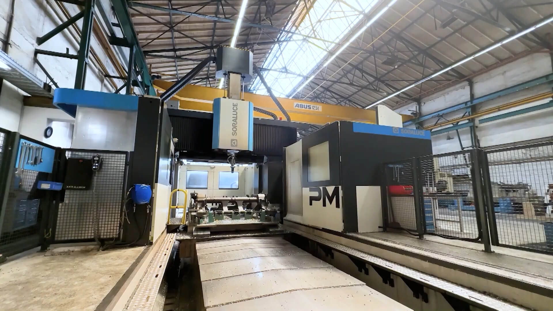Custom SORALUCE PM400 Bridge Mill equipped with automatic head changer and 395-tool ATC, machining bogie frames in Alstom’s manufacturing facility.